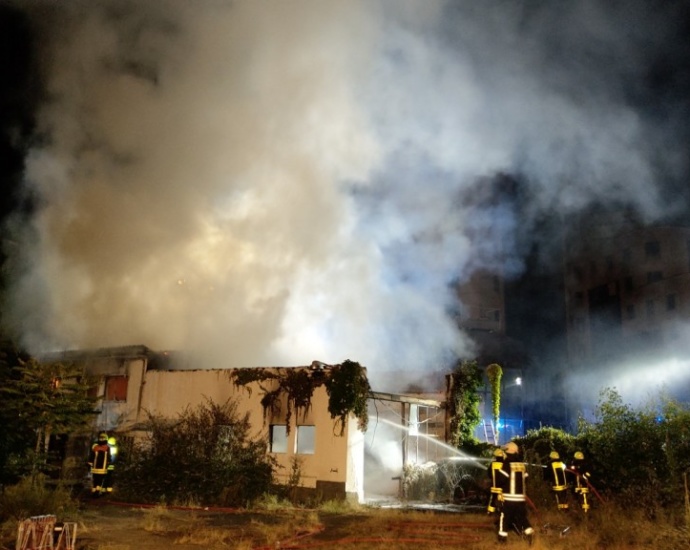 Südhessen: Feuer auf einer Baustelle in Niederrad