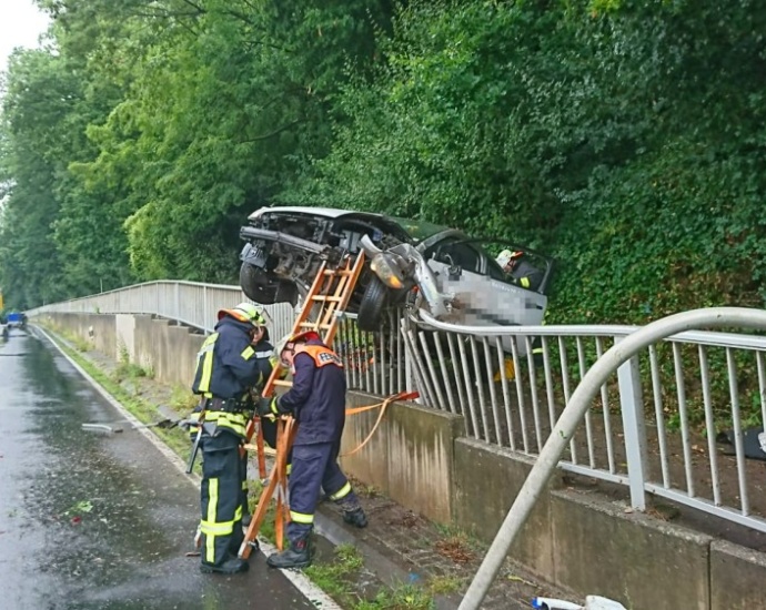 Regennasser Fahrbahn – Frau bei Alleinunfall auf B83 verletzt