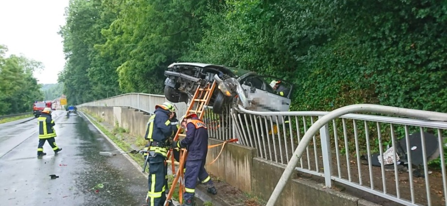 Regennasser Fahrbahn – Frau bei Alleinunfall auf B83 verletzt