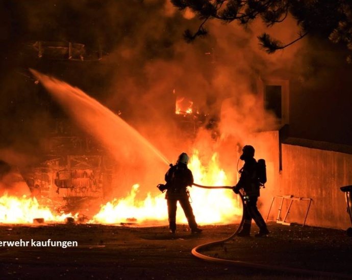 Brandstiftung in Kaufungen: Mülltonnenbrand greift auf Schule über