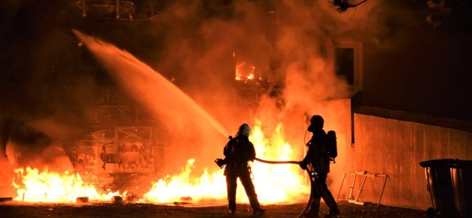 Brandstiftung in Kaufungen: Mülltonnenbrand greift auf Schule über