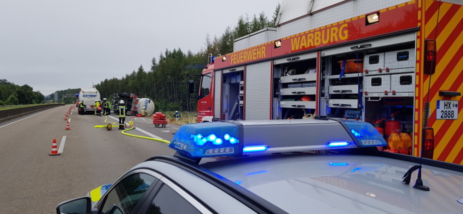 Heizöl und Diesel: Tankanhänger mit 32.000 Liter auf A44 verunglückt (Video)