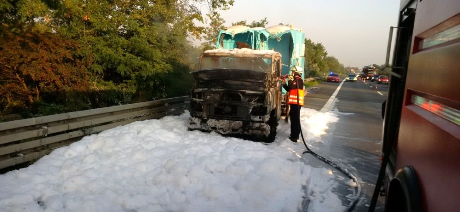 A67: Dixi-Klo LKW brannte auf Autobahn