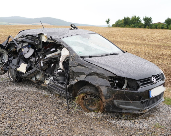 HOG: PKW überschlägt sich nach Zusammenstoß mit Traktor