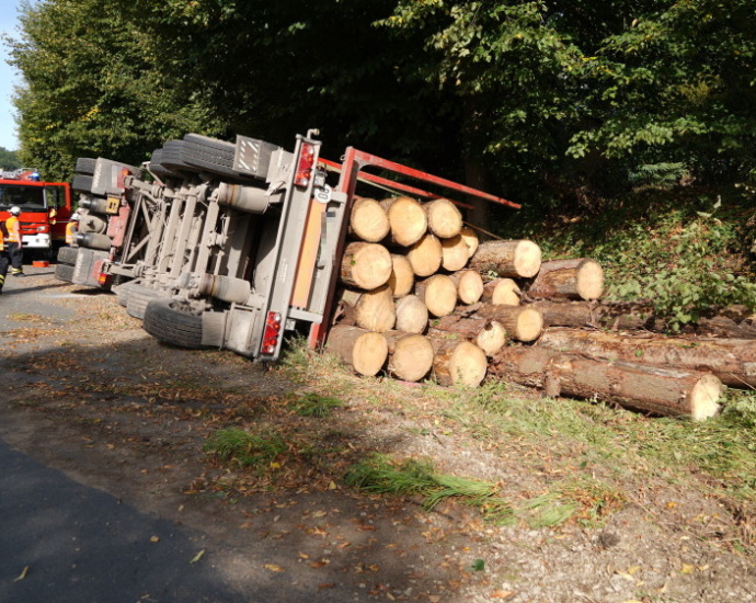 B3: Langholz-LKW bei Wahnhausen umgekippt (Video)