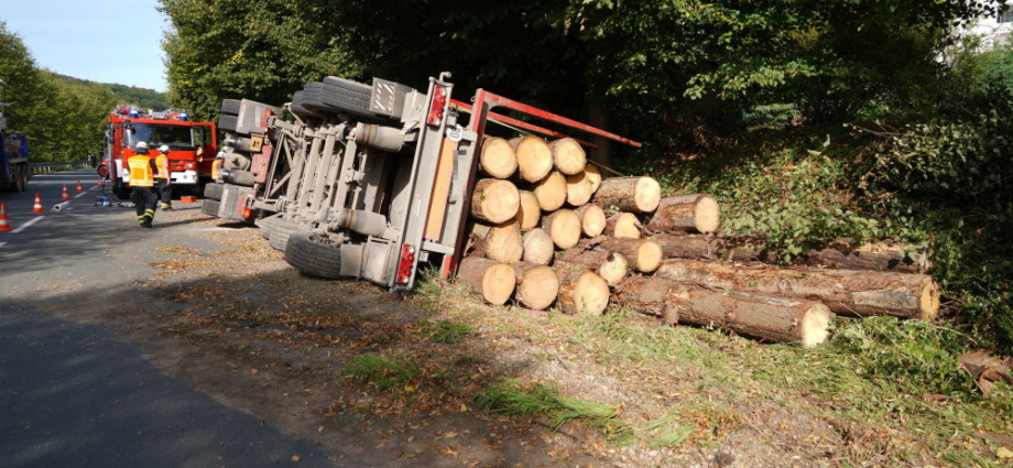 B3: Langholz-LKW bei Wahnhausen umgekippt (Video)