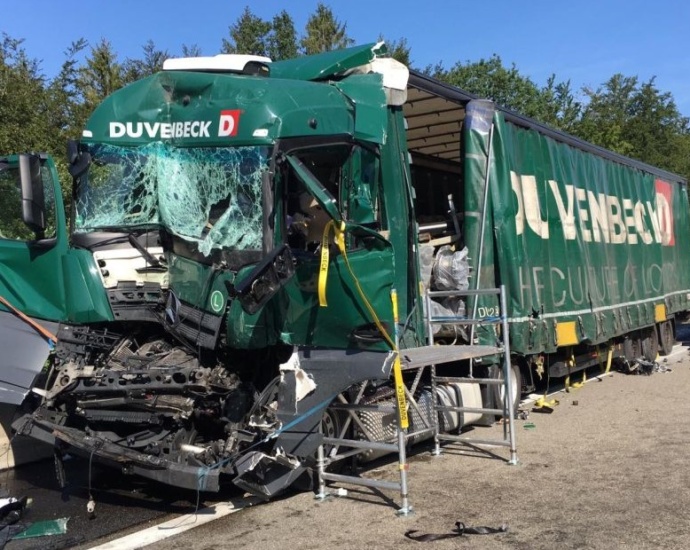 A7 nach LKW-Unfall voll gesperrt – Fahrer schwer verletzt (Video)
