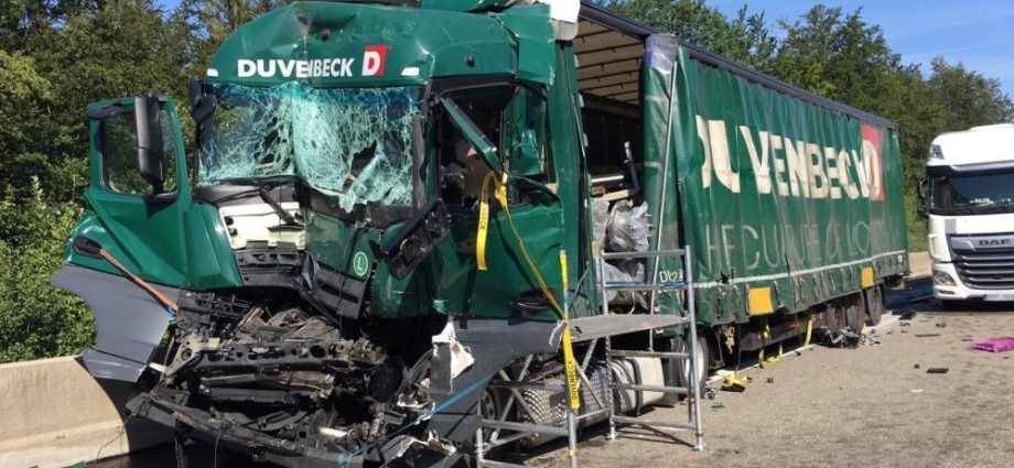 A7 nach LKW-Unfall voll gesperrt – Fahrer schwer verletzt (Video)