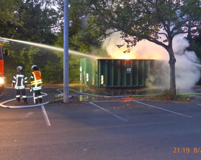 Brandstiftung: Bauschuttcontainer brannte auf Parkplatz