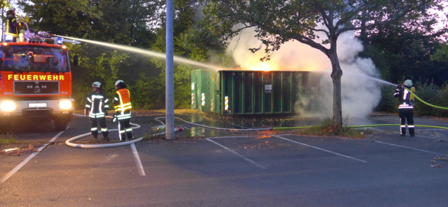 Brandstiftung: Bauschuttcontainer brannte auf Parkplatz