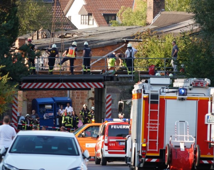Kaufungen: Frau fährt mit LKW gegen Bahnbrücke und haut ab