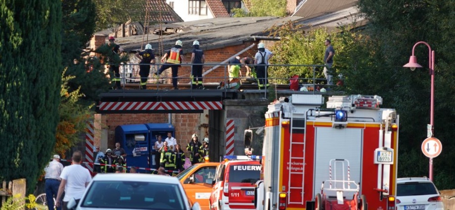 Kaufungen: Frau fährt mit LKW gegen Bahnbrücke und haut ab