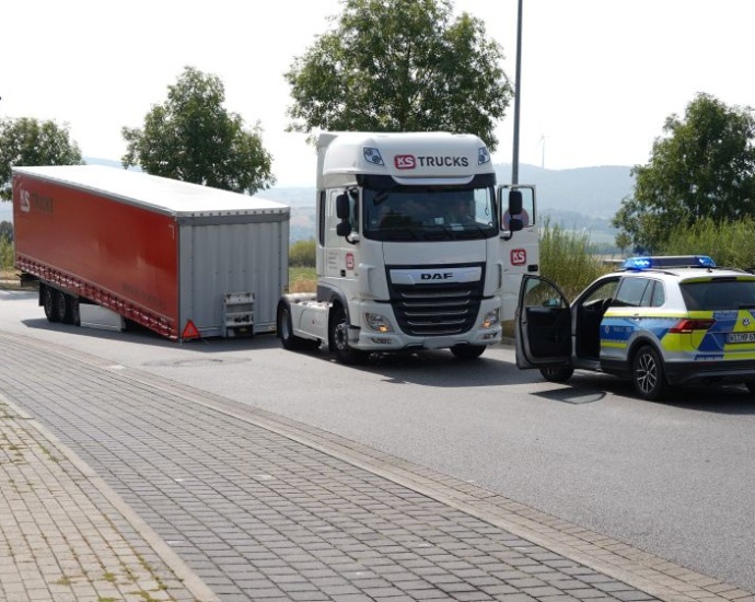 Niederelsungen: Anhänger löst sich von Zugmaschine