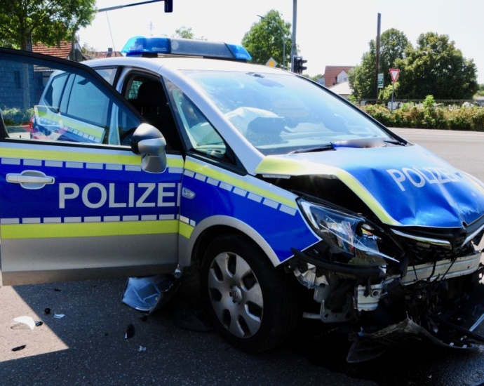 19-Jährige nimmt Streifenwagen die Vorfahrt – Drei Verletzte