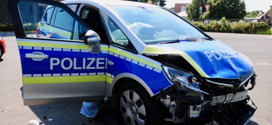 19-Jährige nimmt Streifenwagen die Vorfahrt – Drei Verletzte
