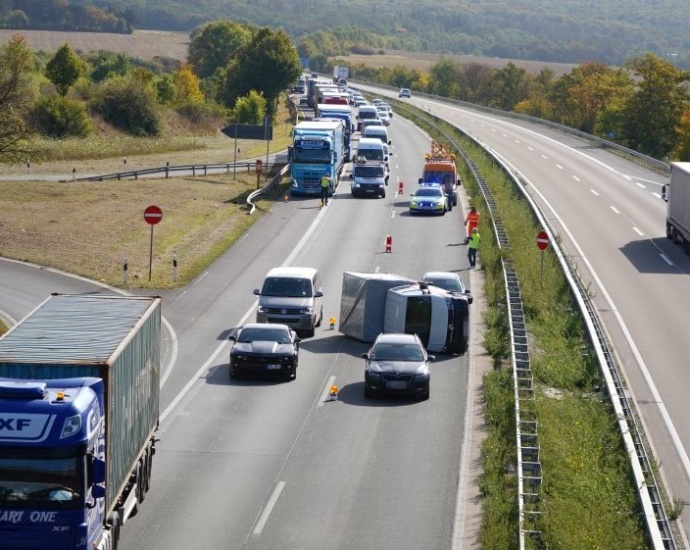 Klein LKW auf A44 umgekippt