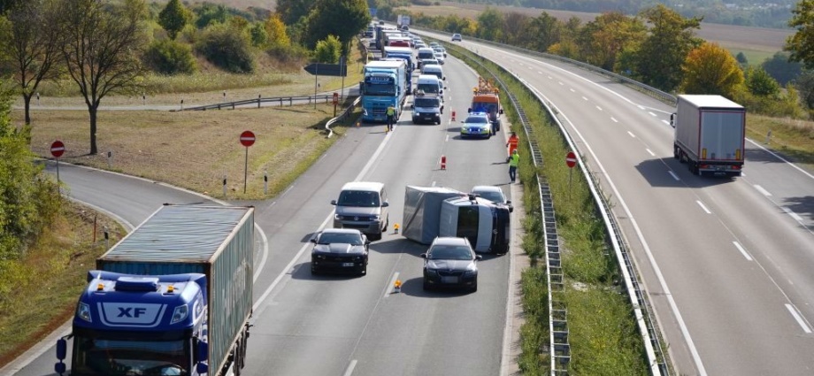 Klein LKW auf A44 umgekippt