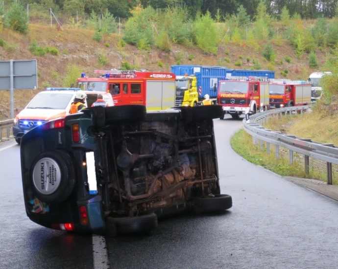 Jeep auf A44 bei Hessich Lichtenau verunglückt