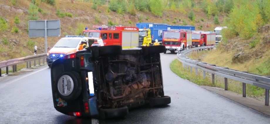 Jeep auf A44 bei Hessich Lichtenau verunglückt