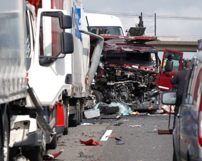 A7: Auffahrunfall mit 4 LKW am Stauende bei Kassel (Video)