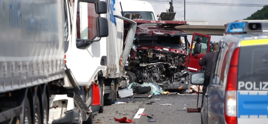 A7: Auffahrunfall mit 4 LKW am Stauende bei Kassel (Video)