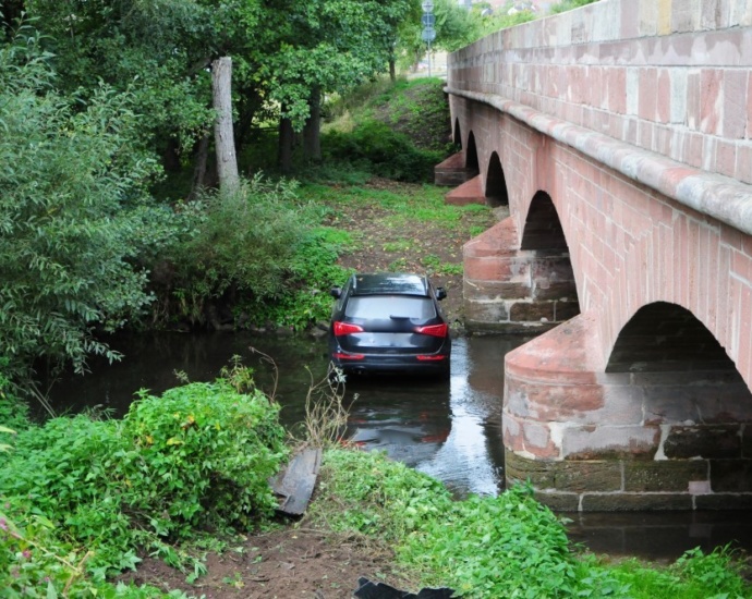 PKW in der Schwalm versenkt – Fahrer und Beifahrer unverletzt