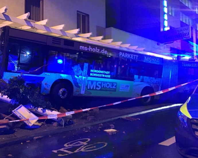 Wi: Führerlose Busfahrt endet nach 120 Meter im Restaurant
