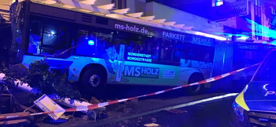 Wi: Führerlose Busfahrt endet nach 120 Meter im Restaurant