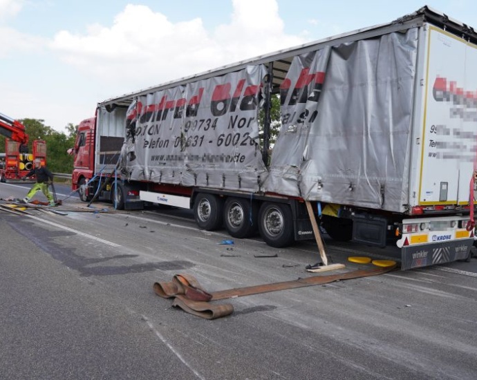 A44 nach LKW-Unfall voll gesperrt (Video)