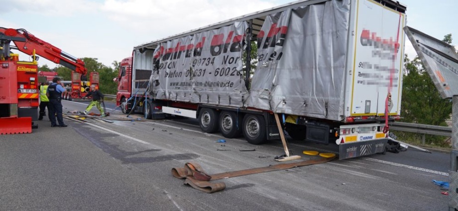 A44 nach LKW-Unfall voll gesperrt (Video)