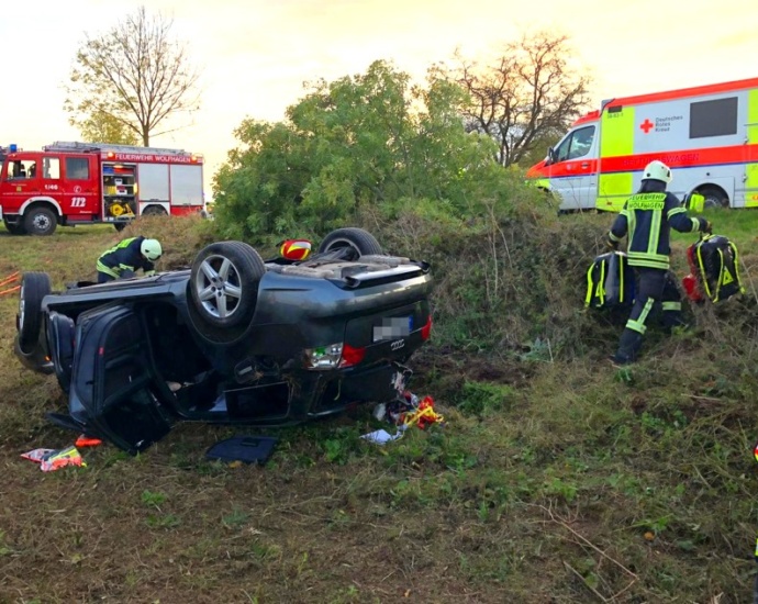 B251: PKW Frontal gegen Baum – Fahrerin schwer verletzt