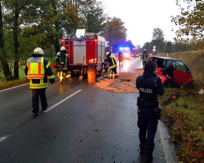 Alleinunfall auf B451 – Fahrerin leicht verletzt