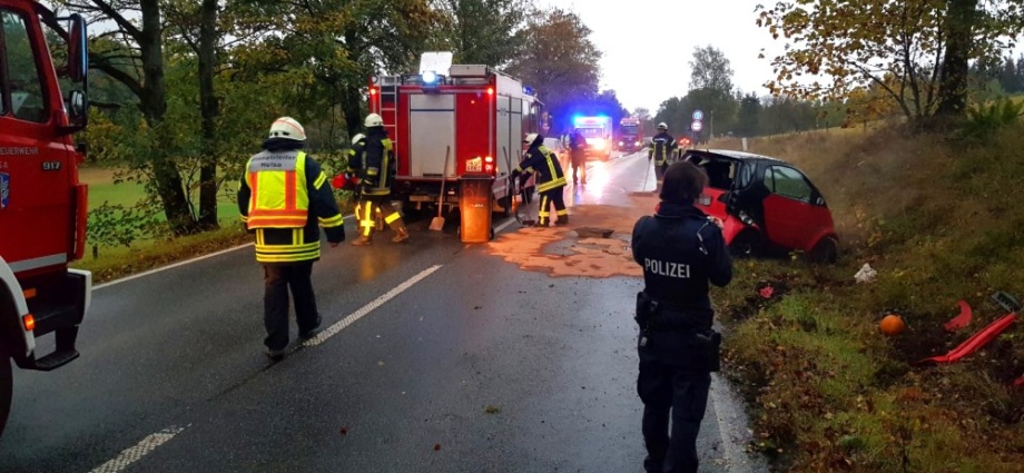 Alleinunfall auf B451 – Fahrerin leicht verletzt