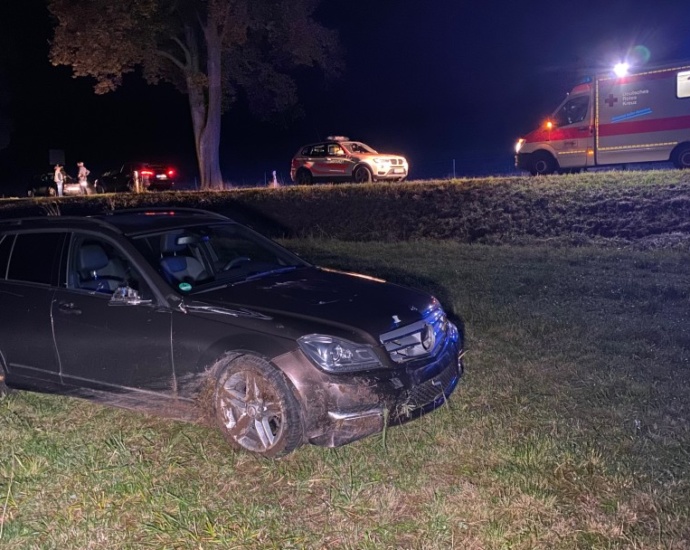 B3: PKW kommt von Straße ab – Fahrerin unverletzt