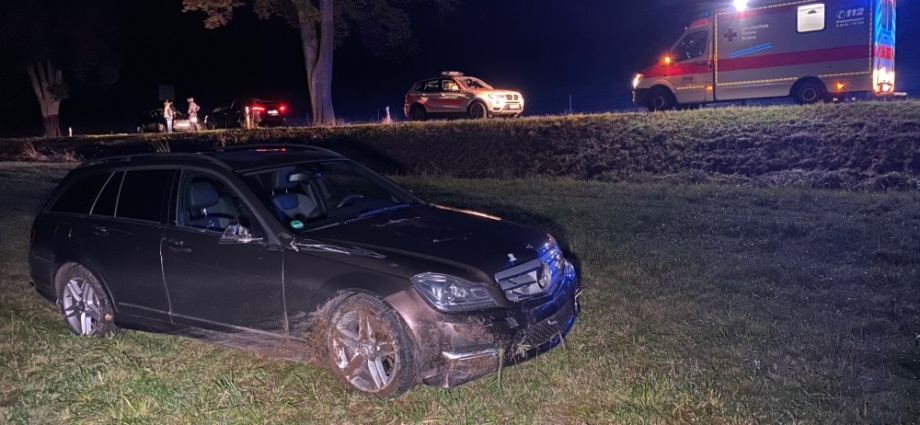 B3: PKW kommt von Straße ab – Fahrerin unverletzt