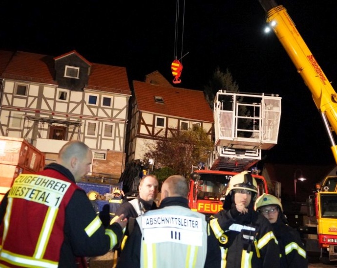 Kaufungen: Haus droht einzustürzen – Großeinsatz (Video)