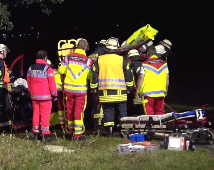 B254: PKW Frontal gegen Baum – Fahrer schwer verletzt
