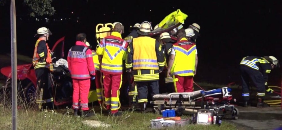B254: PKW Frontal gegen Baum – Fahrer schwer verletzt