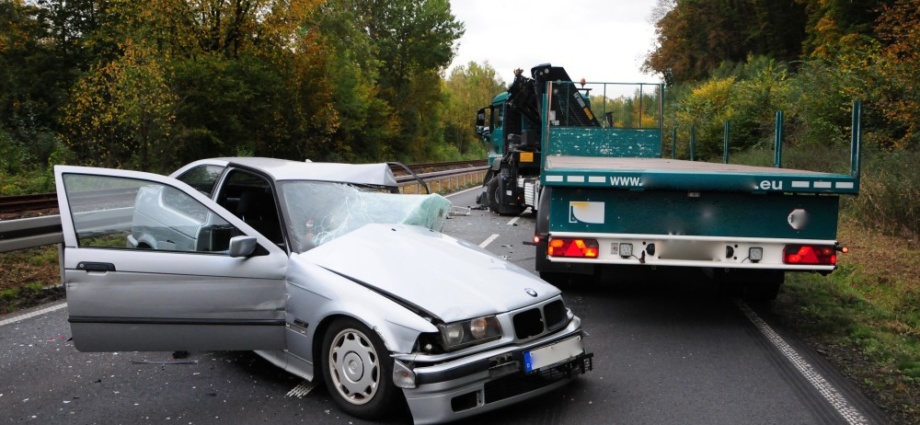 B253: Frontalzusammenstoß mit Sattelzug bei Ungedanken