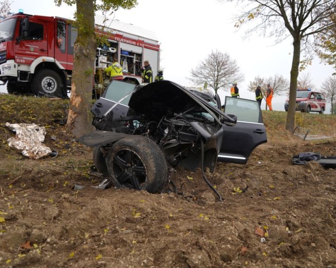 B7: Ersthelfer ziehen Schwerverletzten Fahrer aus Unfallwrack (Video)