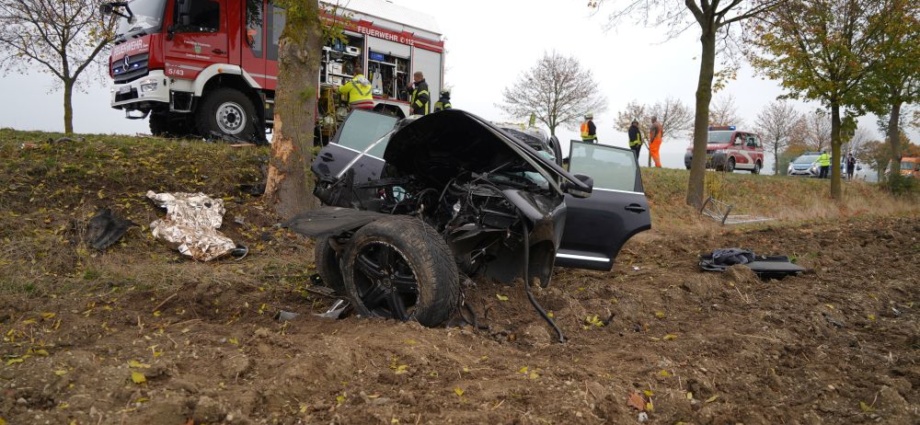B7: Ersthelfer ziehen Schwerverletzten Fahrer aus Unfallwrack (Video)