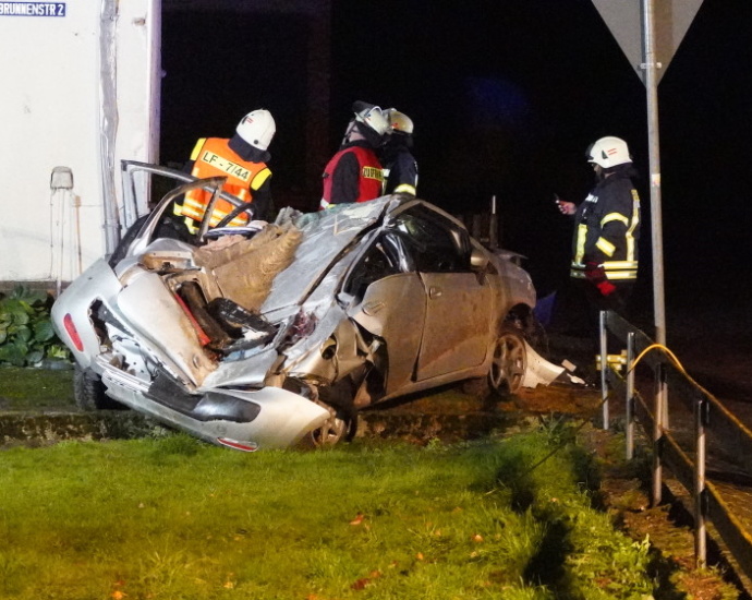 Wethen: PKW fliegt gegen Hauswand – Fahrer kommt ums Leben