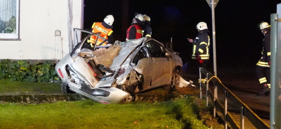 Wethen: PKW fliegt gegen Hauswand – Fahrer kommt ums Leben