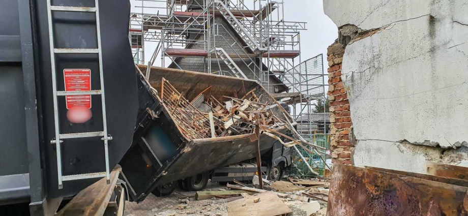 LKW streift Häuser und prallt gegen Kirchenwand