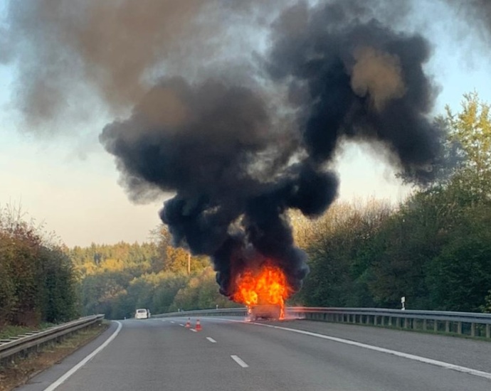 Wohnwagen auf A5 ausgebrannt