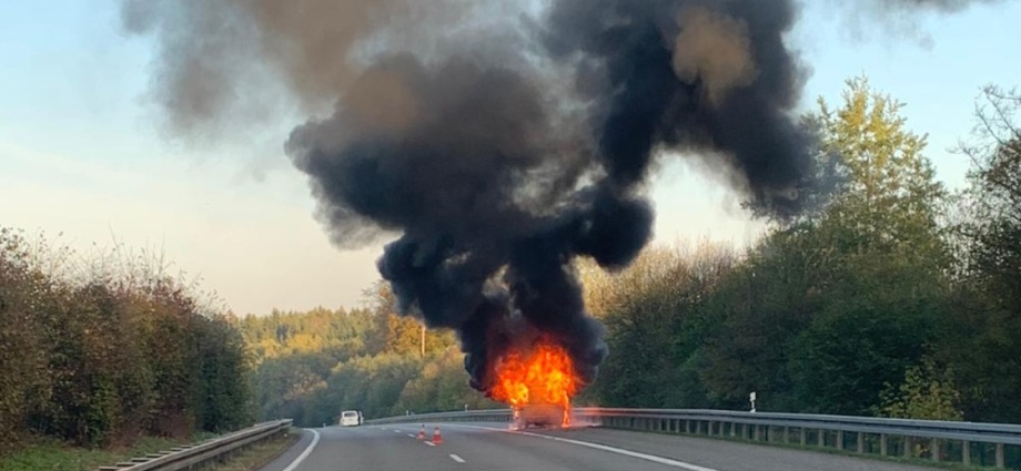 Wohnwagen auf A5 ausgebrannt