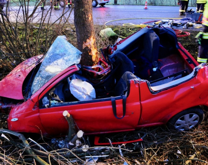 B253: Fahrerin nach Alleinunfall nahe Wabern schwer verletzt