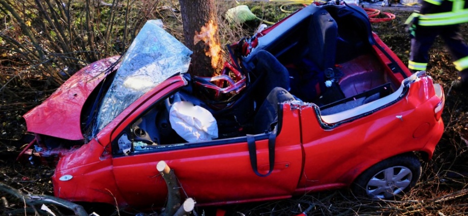 B253: Fahrerin nach Alleinunfall nahe Wabern schwer verletzt