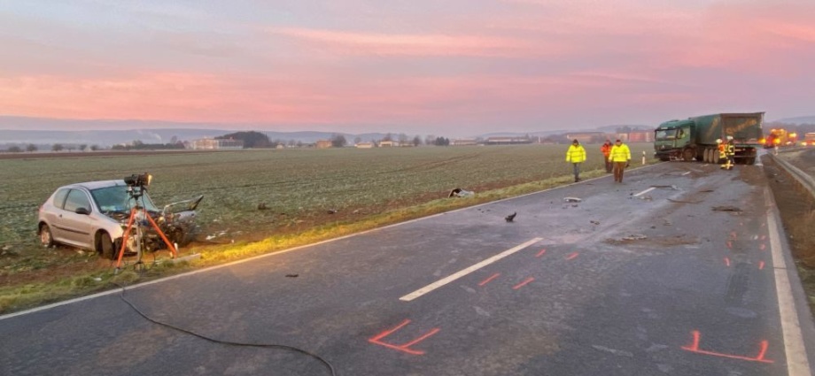 Frontalzusammenstoß zwischen PKW und LKW bei Fritzlar