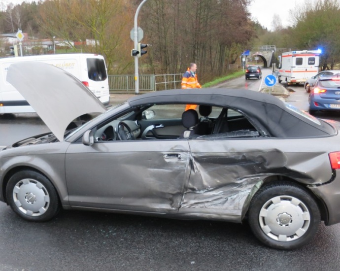 Heli: Zwei Verletzte nach Unfall auf B7